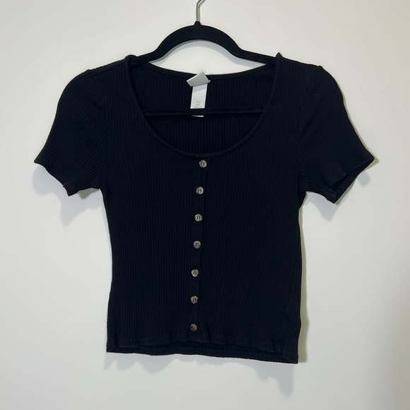 Cropped Scoop neck, faux button front t shirt, black ribbed, 90’s style - Picture 2 of 8
